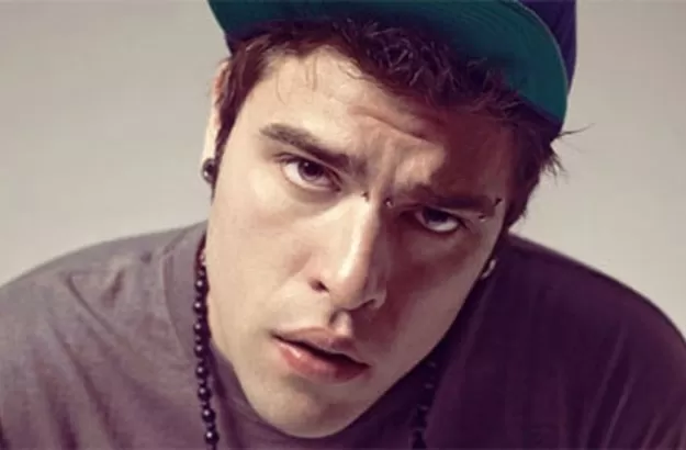 Fedez sei gay, dopo l'insulto rissa al festival con rapper Mc Cece