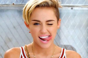 Miley Cyrus, scandalo fuma lo spinello in dolce attesa