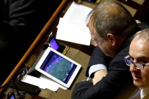 Senatore-Lucherini-vede-la-Juve-mentre-al-Senato-si-discute-la-legge-di-stabilità