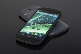 YotaPhone-2-lo-smartphone-con-due-display-ideato-in-Russia
