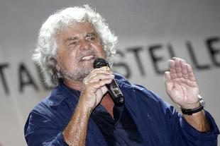 Grillo-attacca-dem-e-Renzi-elettore-tipo-Pd-broker-o-ex-banda-della-Magliana