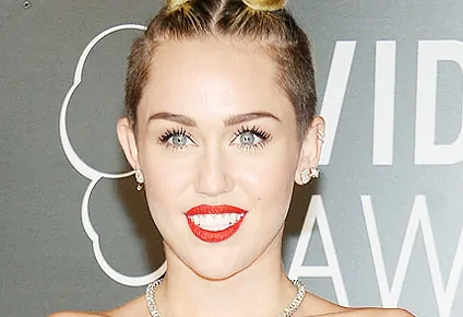 Miley-Cyrus-choc-svestita-mangia-soldi-durante-concerto-di-Chicago