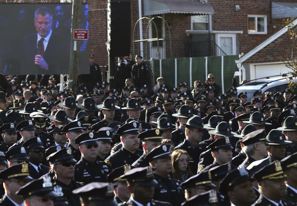 New York, funerali agente ucciso proteste della polizia contro De Blasio
