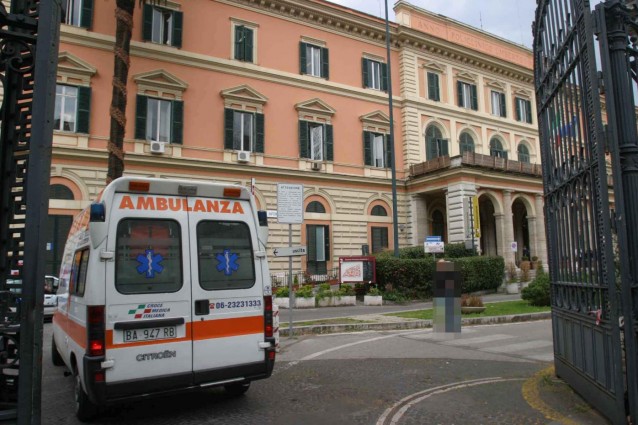 Roma, uomo si suicida in ospedale alla presenza della figlia
