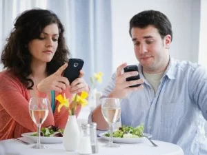 Confcommercio-crisi-gli-italiani-rinunciano-ai-pasti-ma-non-ai-cellulari
