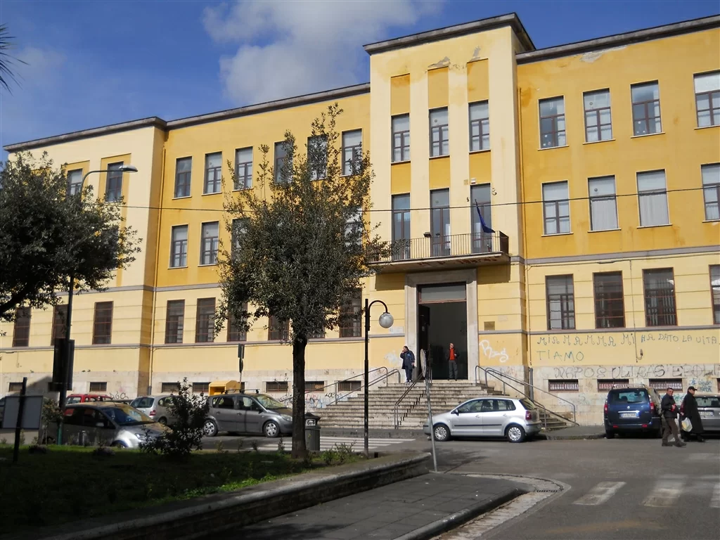 Eboli-impiegata-si-lancia-dal-balcone-e-cade-sul-consorte