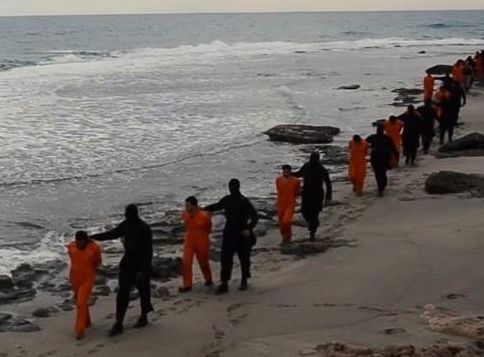 Isis, falso il video decapitazione dei 21 egiziani copti
