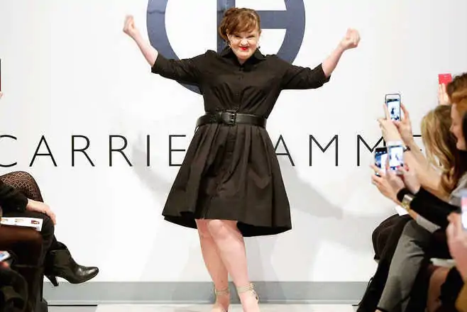 Jamie-Brewer-prima-modella-down-a-sfilare-a-New-York
