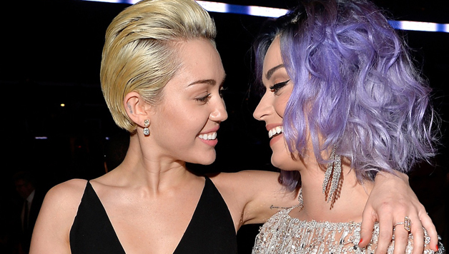Miley-Cyrus-siparietto-osè-con-Katy-Perry-ai-Grammy