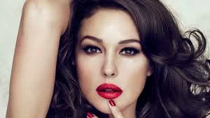 Monica-Bellucci-svela-da-Fazio-di-essere-timida- ma-audace-sul-set