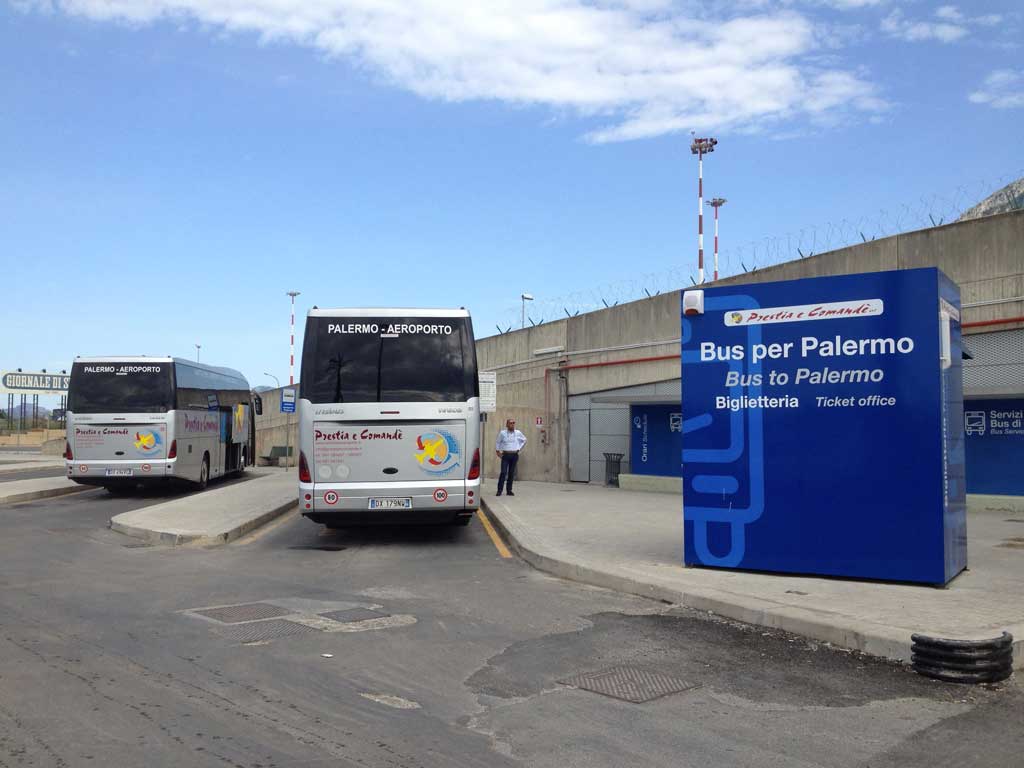 Palermo vigile urbano blocca bus il video sul web