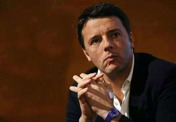 Napoli, Renzi figuraccia dorme mentre la candidata sindaco Valente parla