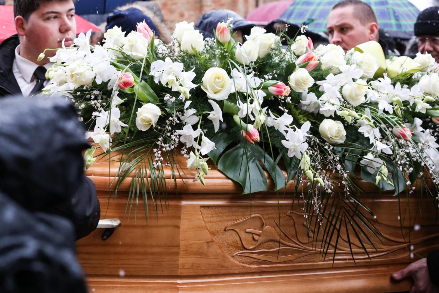 La storia di Elio, 74 anni, che esclude familiari dal proprio funerale a Latina, diventa un caso di volontà postuma inusuale e discussa.