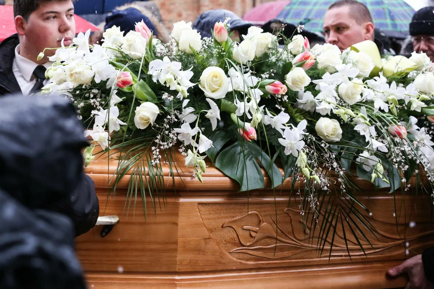 La storia di Elio, 74 anni, che esclude familiari dal proprio funerale a Latina, diventa un caso di volontà postuma inusuale e discussa.