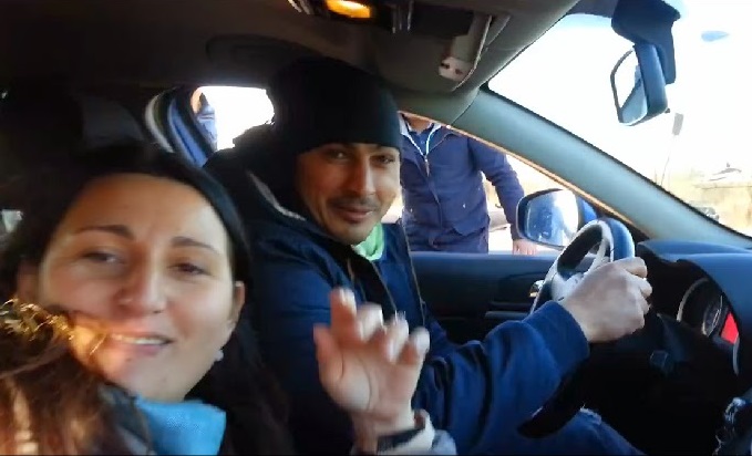 Roma nomade al volante di un’auto della polizia, video su Facebook