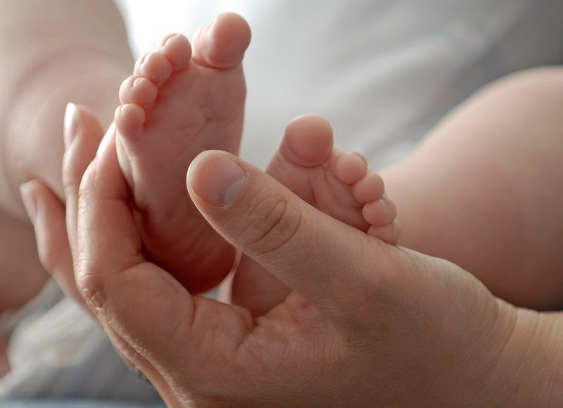 Neonata di sette settimane è in fin di vita per un bacio