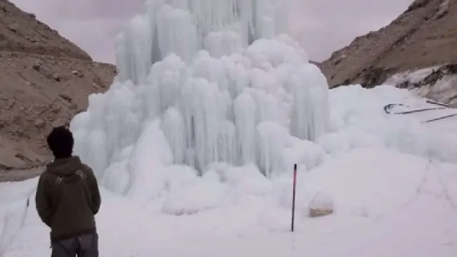 Himalaya-piramide-di-ghiaccio-artificiale-contro-la-sete
