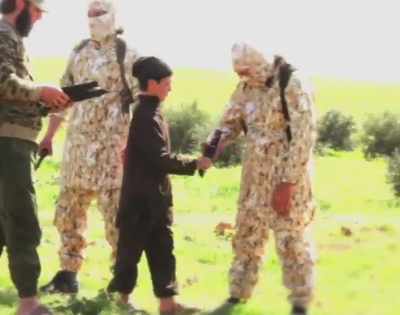 Isis video choc bambino consegna coltelli al boia