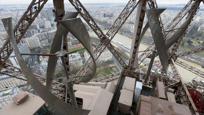La Torre Eiffel è green installate due turbine eoliche