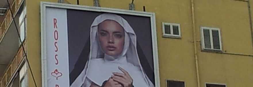 Napoli-accese-polemiche-per-suora-sexy-su-cartellone-pubblicitario