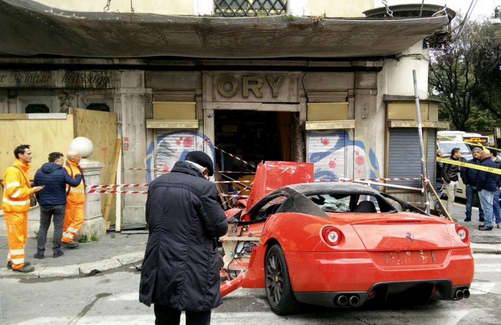 Roma, Ferrari si schianta contro una vetrina di un negozio