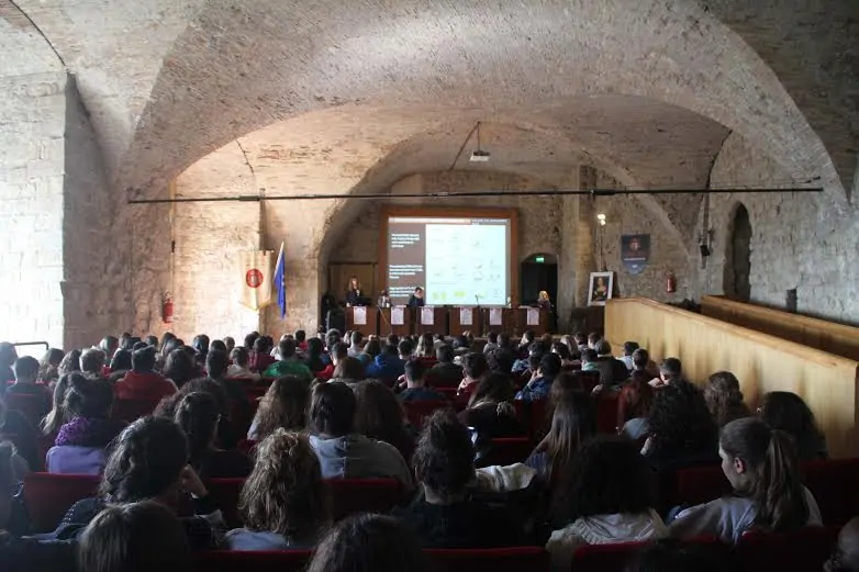 Camerino-docente-ai-domiciliari-per-abusi-a-studentesse