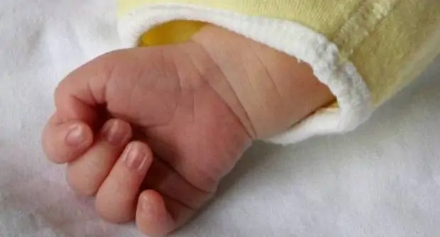 Tragedia a Moconesi, nell’entroterra genovese: una bambina di un anno è morta nella mattina di domenica 6 ottobre, poche ore dopo essere stata dimessa dall’ospedale. La Procura di Genova ha aperto un fascicolo per fare luce sulle circostanze della morte e accertare eventuali responsabilità.