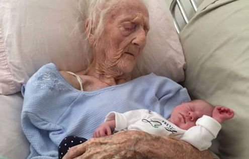 La-foto-della-trisnonna-di-101-anni-con-nipote-appena-nato-diventa-virale