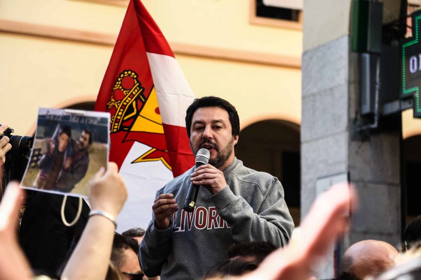 Livorno, dura contestazione a Salvini lanciate uova e pomodori