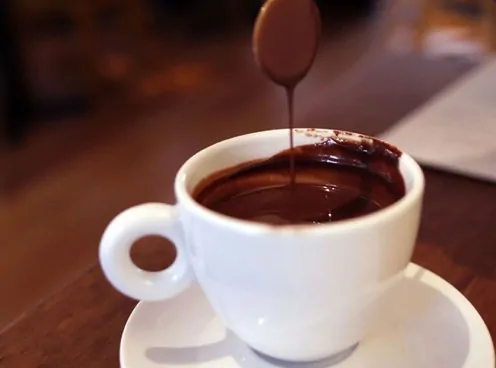 Nonna-serve-cioccolata-calda-scaduta-da-25-anni-5-gli-intossicati
