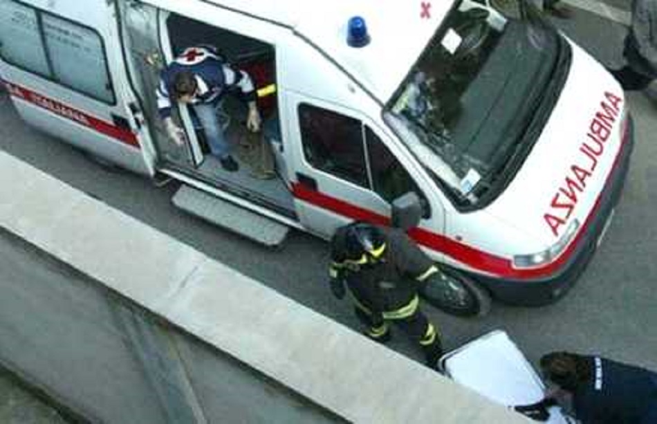 Ostia, ragazzo di 16 anni cade dal balcone è in prognosi riservata