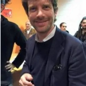 Pippo-Civati-a-un-convegno-con-una-canna-in-mano