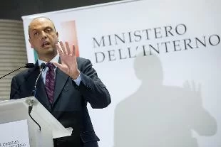 Alfano-propone-di-far-lavorare-gratis-gli-immigrati