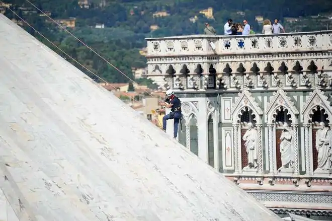 Firenze-a-lavoro-i-rocciatori-per-il-restauro-del-Battistero