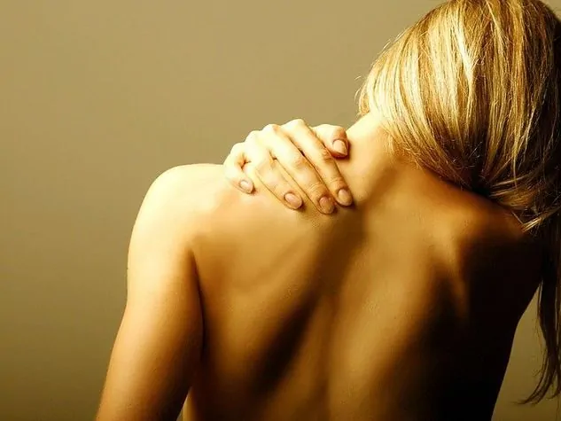 Il-mal-di-schiena-la-causa-è-dovuta-alle-scimmie