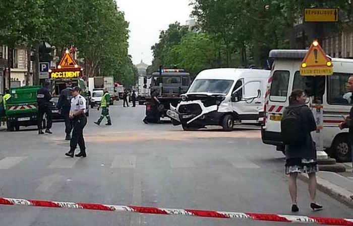 Parigi auto con due poliziotti ubriachi investe un uomo