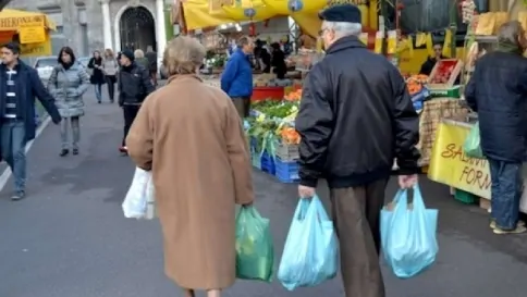 Salute-anziani-uno-su-tre-si-nutre-di-cibi-scaduti