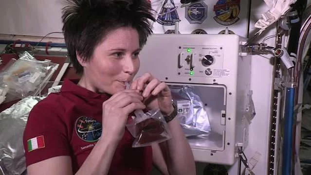 Samantha-Cristoforetti-degusta-il-primo-caffè-in-assenza-di-gravità