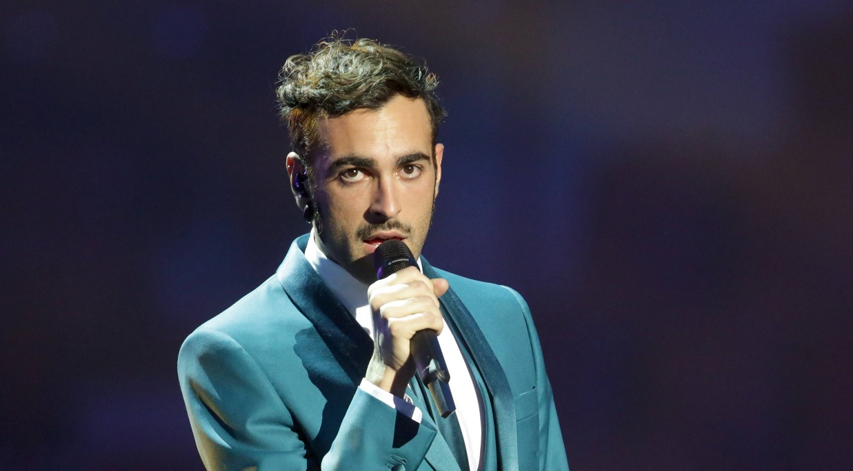 Festival di Sanremo 2023, Mengoni una furia contro gli altri big in gara: “Mi guardano tutti male”