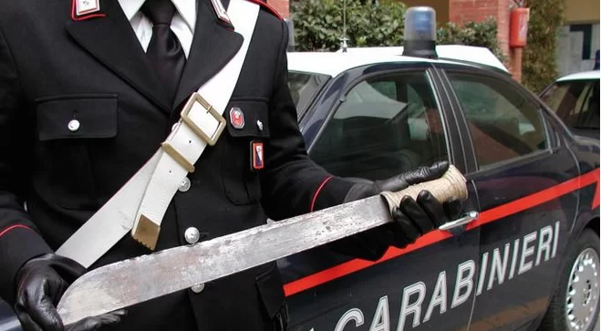 Roma-aggredisce-con-il-machete-il-nipote-perchè-il-cane-abbaia