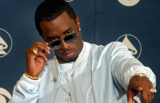 Bet-Award-2015-Puff-Daddy-scivola-in-una-buca-sul-palco