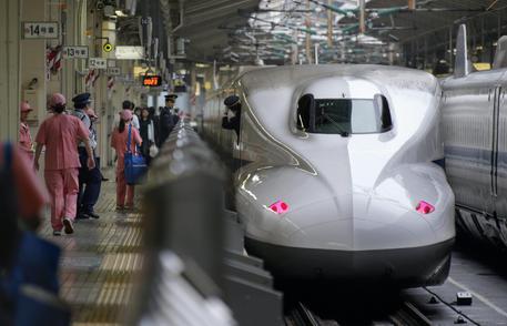 Giappone choc 71enne si da fuoco in un vagone del treno proiettile
