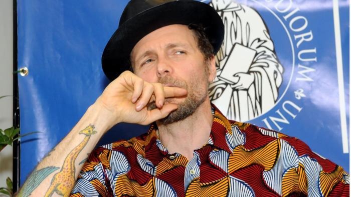 Jovanotti sul palco dell’Ariston in coppia con Gianni Morandi poi torna come super ospite e si scatena la bufera sui social