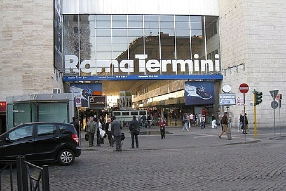 Roma uomo defeca all’ingresso della stazione Termini