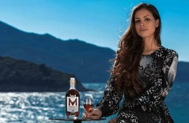 Ruby-Rubacuori-pubblicizza-un-amaro-vietato-ai-minori