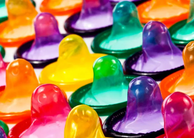S-T-Eye-preservativo-che-cambia-colore-a-contatto-di-malattia