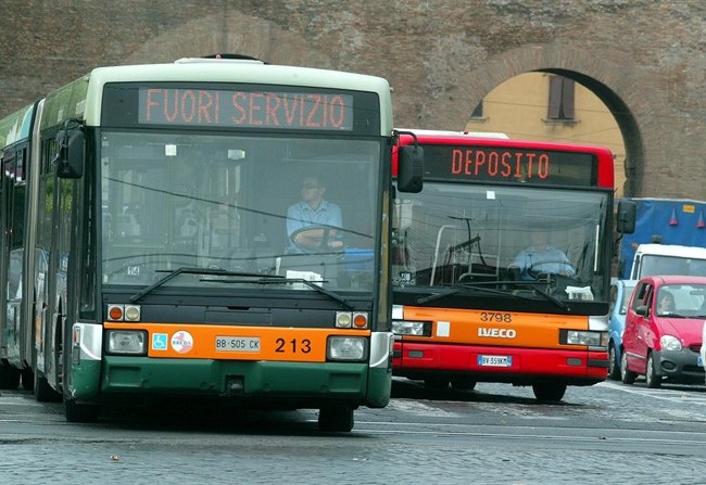 Puglia, conducente di bus picchiato, chiede a un passeggero di indossare la mascherina e viene aggredito a testate