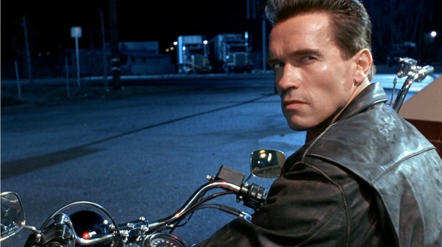 Arnold-Schwarzenegger-fa-uno-scherzo-al-museo-spaventando-fan