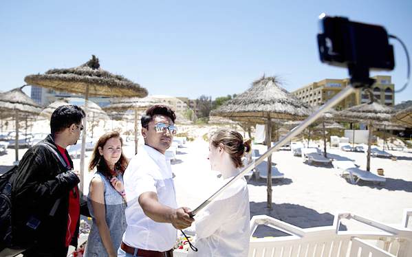 ﻿Tunisia choc selfie politico inglese sulla spiaggia della strage a Sousse