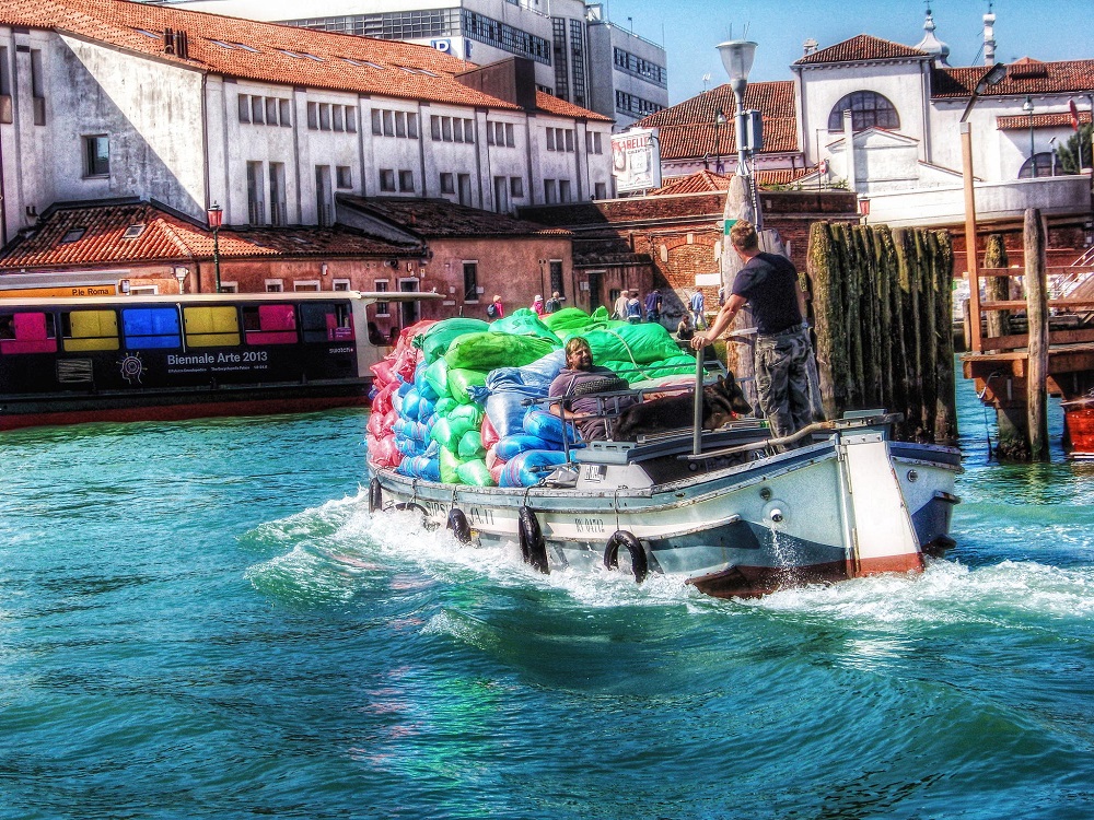 Venezia i suoi canali sono un mare di bottiglie di plastica